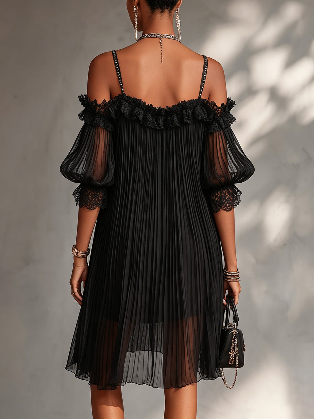 Vittoria | Vestido negro de muselina con hombros al aire y ribetes de encaje
