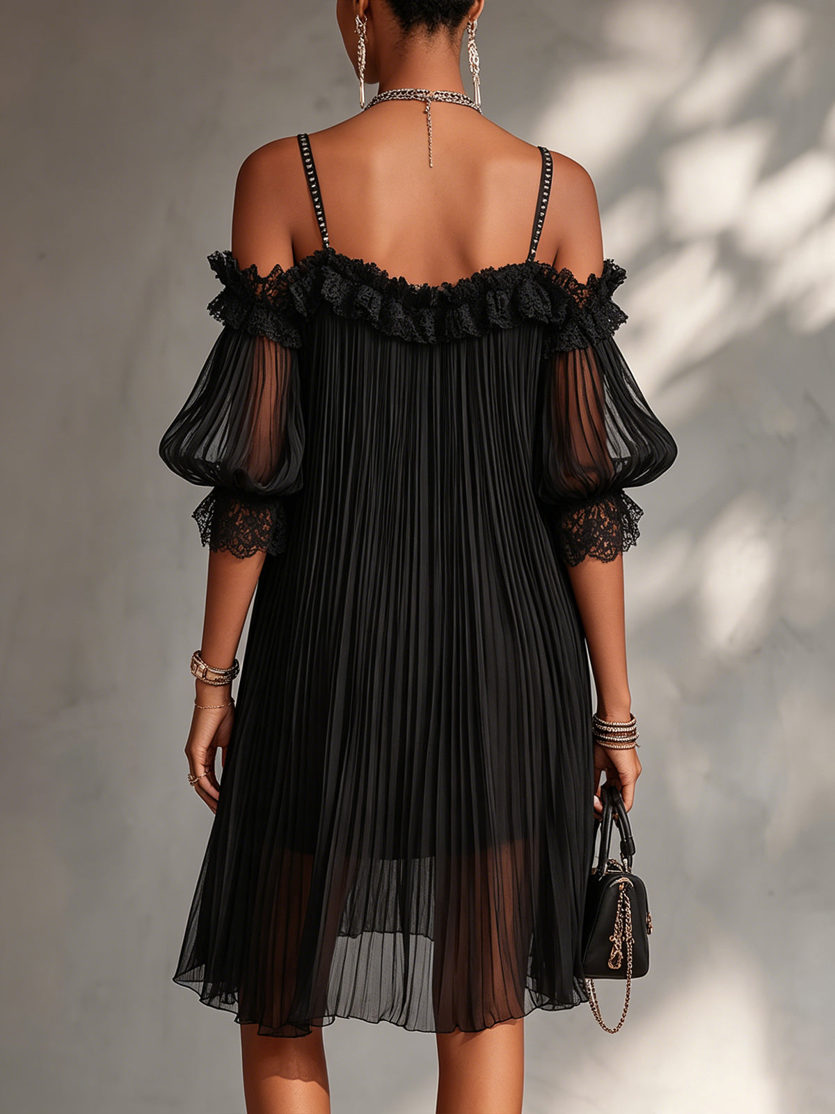 Vittoria | Vestido negro de muselina con hombros al aire y ribetes de encaje
